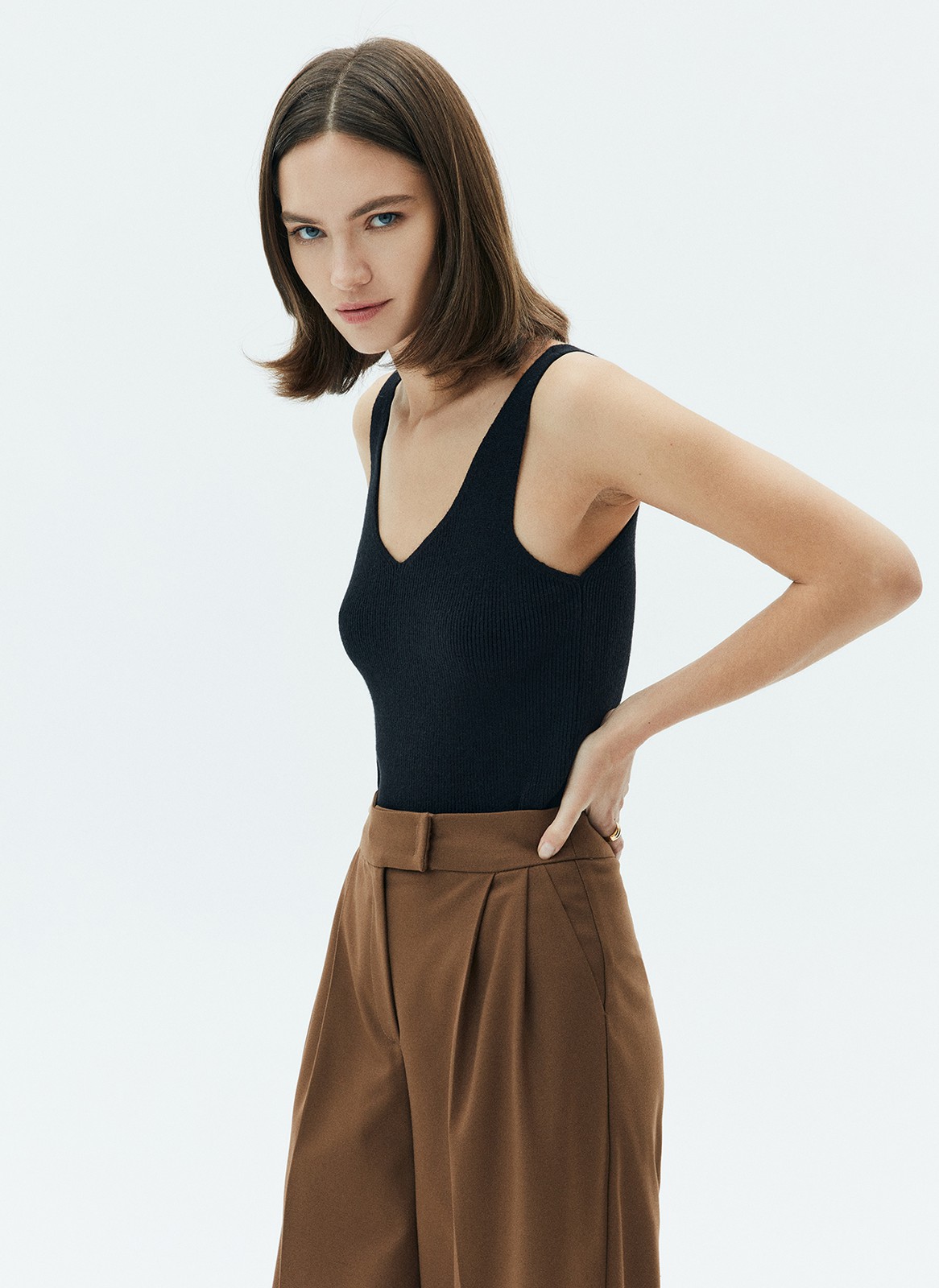 Брюки широкие с манжетом, цвет: коричневый Allweneed
Брюки свободного кроя полной длины. Модель со складками, стрелкой и широкой манжетой. Удобная застежка на молнию, крючки и потайную пуговицу. Посадка на линии талии. Брюки имеют карманы с подерзным бочком. Особенно хорошо эта модель будет смотреться на девушках с ростом 170 + см. Носите брюки с жакетами или для более спортивного образа с футболками и кедами.