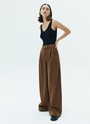 Брюки широкие с манжетом, цвет: коричневый Allweneed
Брюки свободного кроя полной длины. Модель со складками, стрелкой и широкой манжетой. Удобная застежка на молнию, крючки и потайную пуговицу. Посадка на линии талии. Брюки имеют карманы с подерзным бочком. Особенно хорошо эта модель будет смотреться на девушках с ростом 170 + см. Носите брюки с жакетами или для более спортивного образа с футболками и кедами.