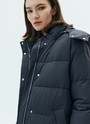 Пуховик oversize, цвет: Графитовый Allweneed
Длинный пуховик с широкой продольной стежкой. Благодаря длине модель спасет вас от ветра и мороза. Воротник на кнопках переходит в объемный капюшон на затягивающейся кулиске. Капюшон можно отстегнуть при желании и немного сменить образ. Застежка-молния по центру. Практичный и актуальный выбор на каждый день холодов. Изделие имеет водоотталкивающий эффект. При сильном дожде использование зонта обязательно.
Модель будет согревать вас до -25градусов.