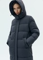 Пуховик oversize, цвет: Графитовый Allweneed
Длинный пуховик с широкой продольной стежкой. Благодаря длине модель спасет вас от ветра и мороза. Воротник на кнопках переходит в объемный капюшон на затягивающейся кулиске. Капюшон можно отстегнуть при желании и немного сменить образ. Застежка-молния по центру. Практичный и актуальный выбор на каждый день холодов. Изделие имеет водоотталкивающий эффект. При сильном дожде использование зонта обязательно.
Модель будет согревать вас до -25градусов.