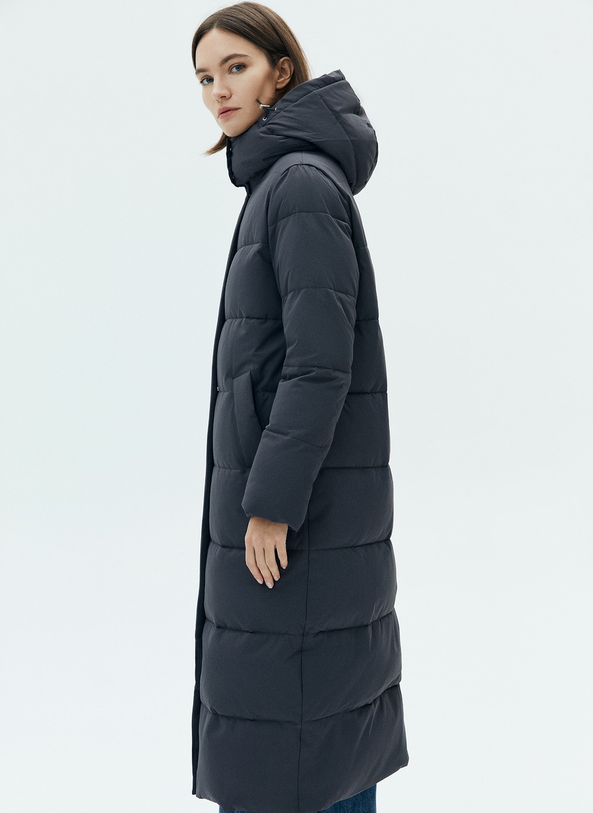 Пуховик oversize, цвет: Графитовый Allweneed
Длинный пуховик с широкой продольной стежкой. Благодаря длине модель спасет вас от ветра и мороза. Воротник на кнопках переходит в объемный капюшон на затягивающейся кулиске. Капюшон можно отстегнуть при желании и немного сменить образ. Застежка-молния по центру. Практичный и актуальный выбор на каждый день холодов. Изделие имеет водоотталкивающий эффект. При сильном дожде использование зонта обязательно.
Модель будет согревать вас до -25градусов.