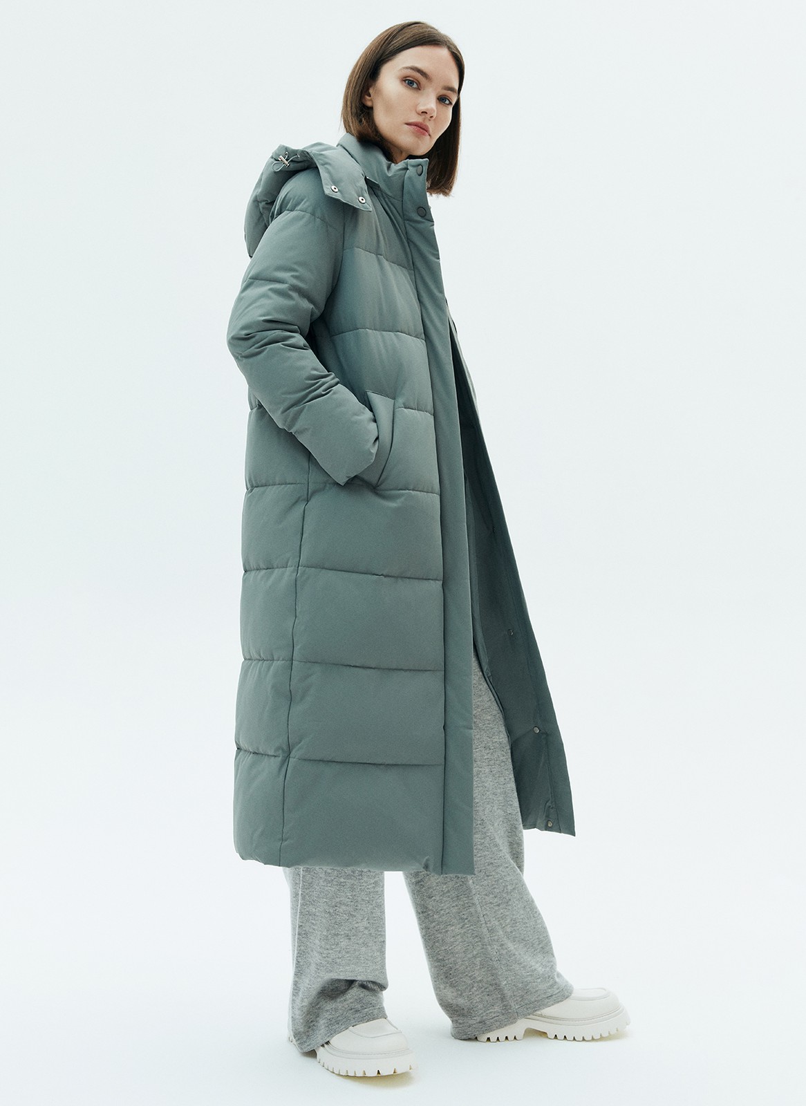 Пуховик oversize, цвет: хаки Allweneed
Длинный пуховик с широкой продольной стежкой. Благодаря длине модель спасет вас от ветра и мороза. Воротник на кнопках переходит в объемный капюшон на затягивающейся кулиске. Капюшон можно отстегнуть при желании и немного сменить образ. Застежка-молния по центру. Практичный и актуальный выбор на каждый день холодов. Изделие имеет водоотталкивающий эффект. При сильном дожде использование зонта обязательно.
Модель будет согревать вас до -25градусов.