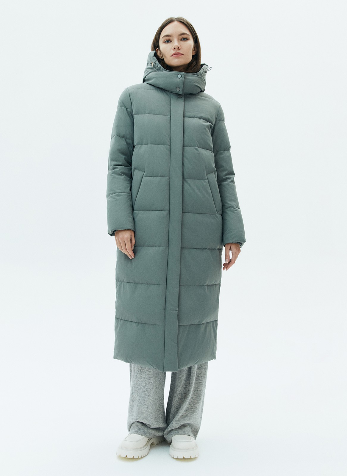 Пуховик oversize, цвет: хаки Allweneed
Длинный пуховик с широкой продольной стежкой. Благодаря длине модель спасет вас от ветра и мороза. Воротник на кнопках переходит в объемный капюшон на затягивающейся кулиске. Капюшон можно отстегнуть при желании и немного сменить образ. Застежка-молния по центру. Практичный и актуальный выбор на каждый день холодов. Изделие имеет водоотталкивающий эффект. При сильном дожде использование зонта обязательно.
Модель будет согревать вас до -25градусов.