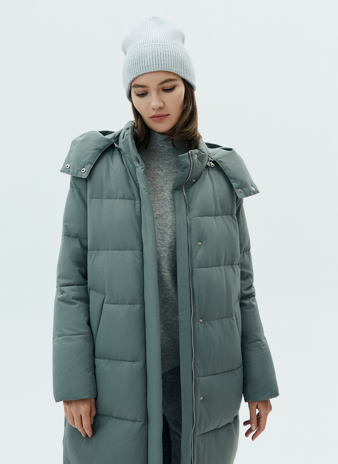 


Шапка из тёплой шерсти в новом исполнении. Приятная на ощупь ткань согревает и защищает от ветра. Сочетайте с шарфом и перчатками из коллекции.