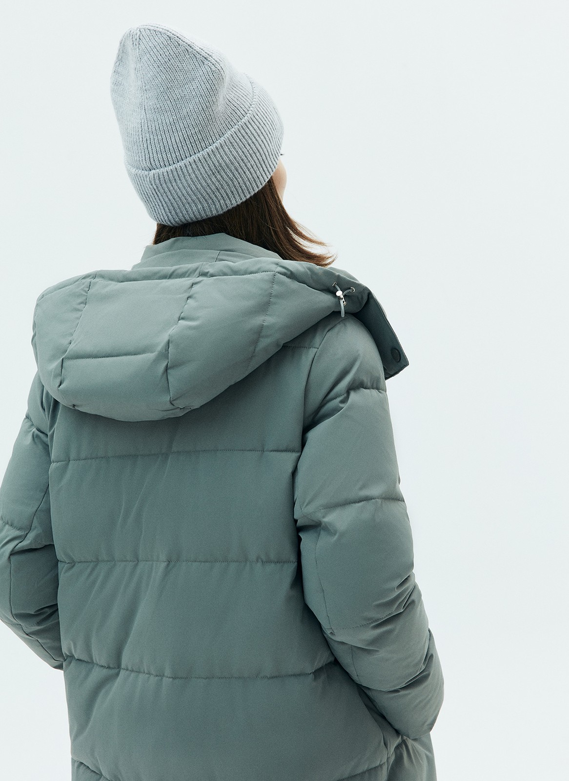 


Шапка из тёплой шерсти в новом исполнении. Приятная на ощупь ткань согревает и защищает от ветра. Сочетайте с шарфом и перчатками из коллекции.