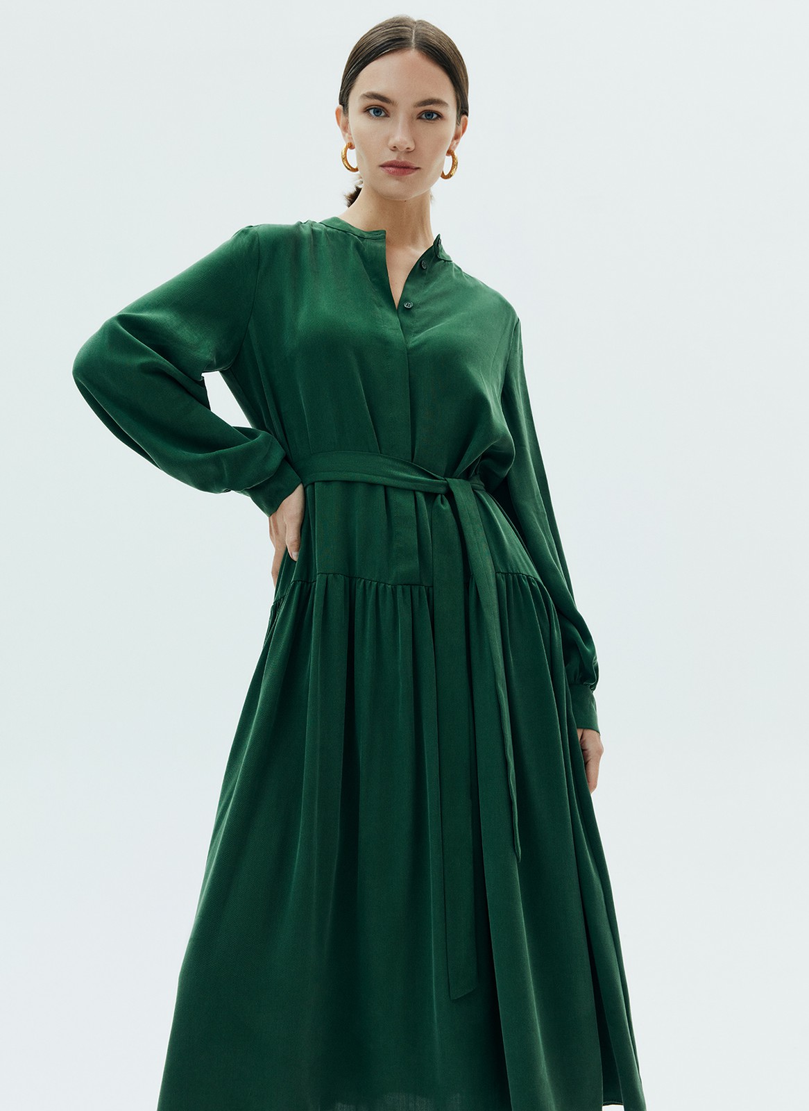 Платье миди со сборкой на юбке, цвет: зеленый Allweneed
Платье-миди с юбкой на складке. Воздушные рукава с манжетами. Мы сделали акцент на талии для женственного и романтичного силуэта. Есть съемный пояс. Закрытое декольте добавляет нотку ретро-духа. Ткань красиво струится при ходьбе. Эту модель легко стилизовать как для образа в офис, так и для свидания вечером. Сочетайте с аккуратной обувью и лаконичными украшениями.
На модели размер XS