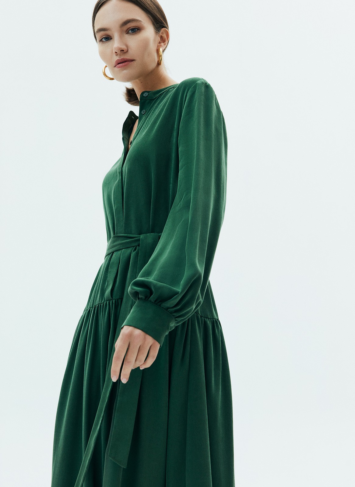 Платье миди со сборкой на юбке, цвет: зеленый Allweneed
Платье-миди с юбкой на складке. Воздушные рукава с манжетами. Мы сделали акцент на талии для женственного и романтичного силуэта. Есть съемный пояс. Закрытое декольте добавляет нотку ретро-духа. Ткань красиво струится при ходьбе. Эту модель легко стилизовать как для образа в офис, так и для свидания вечером. Сочетайте с аккуратной обувью и лаконичными украшениями.
На модели размер XS
