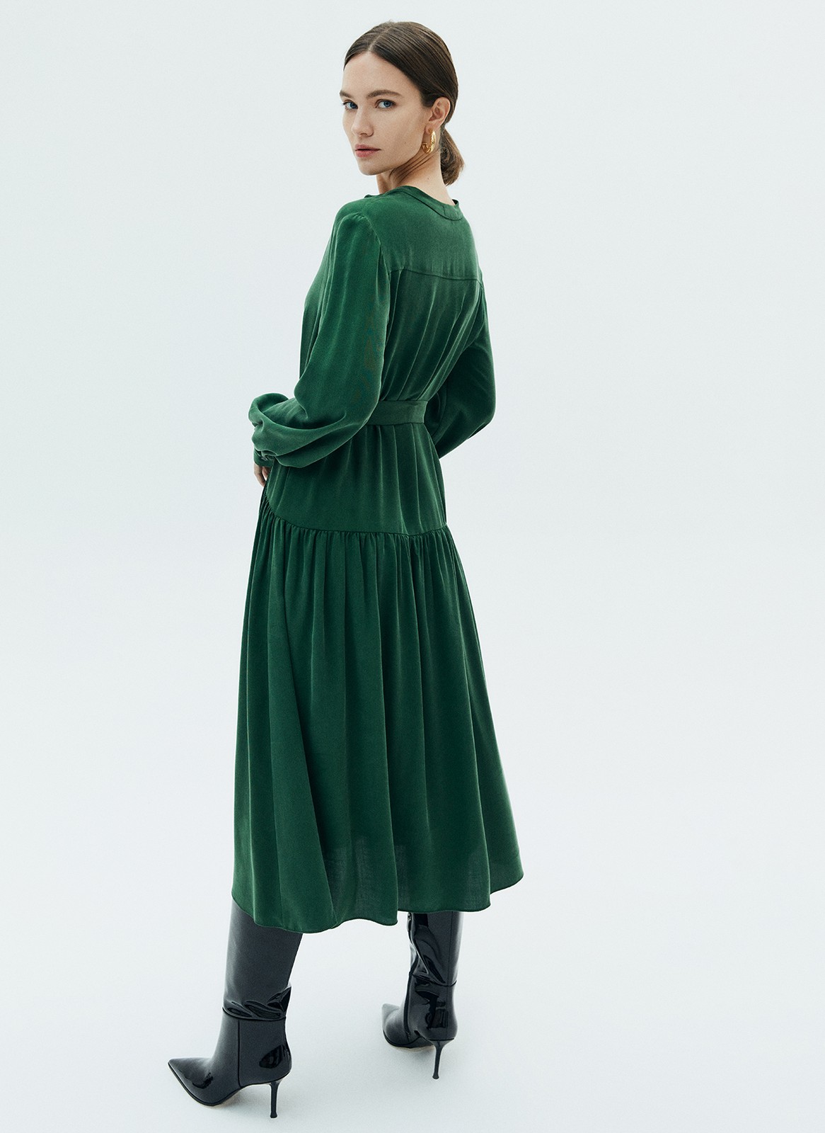 Платье миди со сборкой на юбке, цвет: зеленый Allweneed
Платье-миди с юбкой на складке. Воздушные рукава с манжетами. Мы сделали акцент на талии для женственного и романтичного силуэта. Есть съемный пояс. Закрытое декольте добавляет нотку ретро-духа. Ткань красиво струится при ходьбе. Эту модель легко стилизовать как для образа в офис, так и для свидания вечером. Сочетайте с аккуратной обувью и лаконичными украшениями.
На модели размер XS