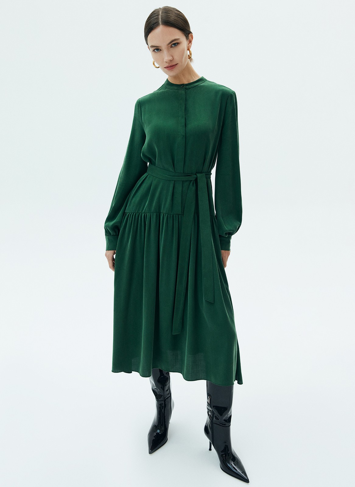 Платье миди со сборкой на юбке, цвет: зеленый Allweneed
Платье-миди с юбкой на складке. Воздушные рукава с манжетами. Мы сделали акцент на талии для женственного и романтичного силуэта. Есть съемный пояс. Закрытое декольте добавляет нотку ретро-духа. Ткань красиво струится при ходьбе. Эту модель легко стилизовать как для образа в офис, так и для свидания вечером. Сочетайте с аккуратной обувью и лаконичными украшениями.
На модели размер XS