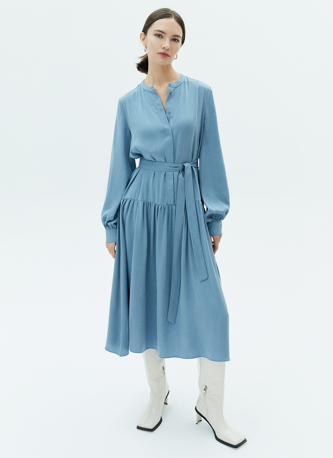 Платье миди со сборкой на юбке, цвет: серо-голубой Allweneed
Платье-миди с юбкой на складке. Воздушные рукава с манжетами. Мы сделали акцент на талии для женственного и романтичного силуэта. Есть съемный пояс. Закрытое декольте добавляет нотку ретро-духа. Ткань красиво струится при ходьбе. Эту модель легко стилизовать как для образа в офис, так и для свидания вечером. Сочетайте с аккуратной обувью и лаконичными украшениями.
На модели размер XS