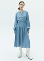Платье миди со сборкой на юбке, цвет: серо-голубой Allweneed
Платье-миди с юбкой на складке. Воздушные рукава с манжетами. Мы сделали акцент на талии для женственного и романтичного силуэта. Есть съемный пояс. Закрытое декольте добавляет нотку ретро-духа. Ткань красиво струится при ходьбе. Эту модель легко стилизовать как для образа в офис, так и для свидания вечером. Сочетайте с аккуратной обувью и лаконичными украшениями.
На модели размер XS