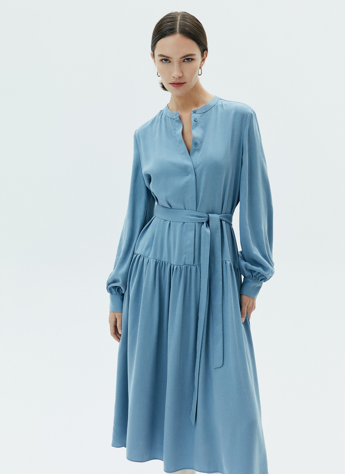 Платье миди со сборкой на юбке, цвет: серо-голубой Allweneed
Платье-миди с юбкой на складке. Воздушные рукава с манжетами. Мы сделали акцент на талии для женственного и романтичного силуэта. Есть съемный пояс. Закрытое декольте добавляет нотку ретро-духа. Ткань красиво струится при ходьбе. Эту модель легко стилизовать как для образа в офис, так и для свидания вечером. Сочетайте с аккуратной обувью и лаконичными украшениями.
На модели размер XS