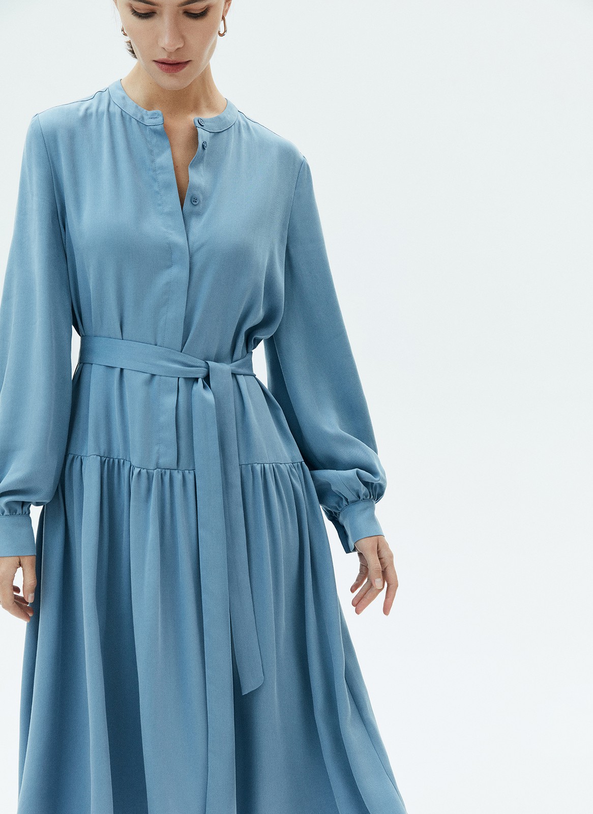 Платье миди со сборкой на юбке, цвет: серо-голубой Allweneed
Платье-миди с юбкой на складке. Воздушные рукава с манжетами. Мы сделали акцент на талии для женственного и романтичного силуэта. Есть съемный пояс. Закрытое декольте добавляет нотку ретро-духа. Ткань красиво струится при ходьбе. Эту модель легко стилизовать как для образа в офис, так и для свидания вечером. Сочетайте с аккуратной обувью и лаконичными украшениями.
На модели размер XS