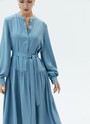 Платье миди со сборкой на юбке, цвет: серо-голубой Allweneed
Платье-миди с юбкой на складке. Воздушные рукава с манжетами. Мы сделали акцент на талии для женственного и романтичного силуэта. Есть съемный пояс. Закрытое декольте добавляет нотку ретро-духа. Ткань красиво струится при ходьбе. Эту модель легко стилизовать как для образа в офис, так и для свидания вечером. Сочетайте с аккуратной обувью и лаконичными украшениями.
На модели размер XS