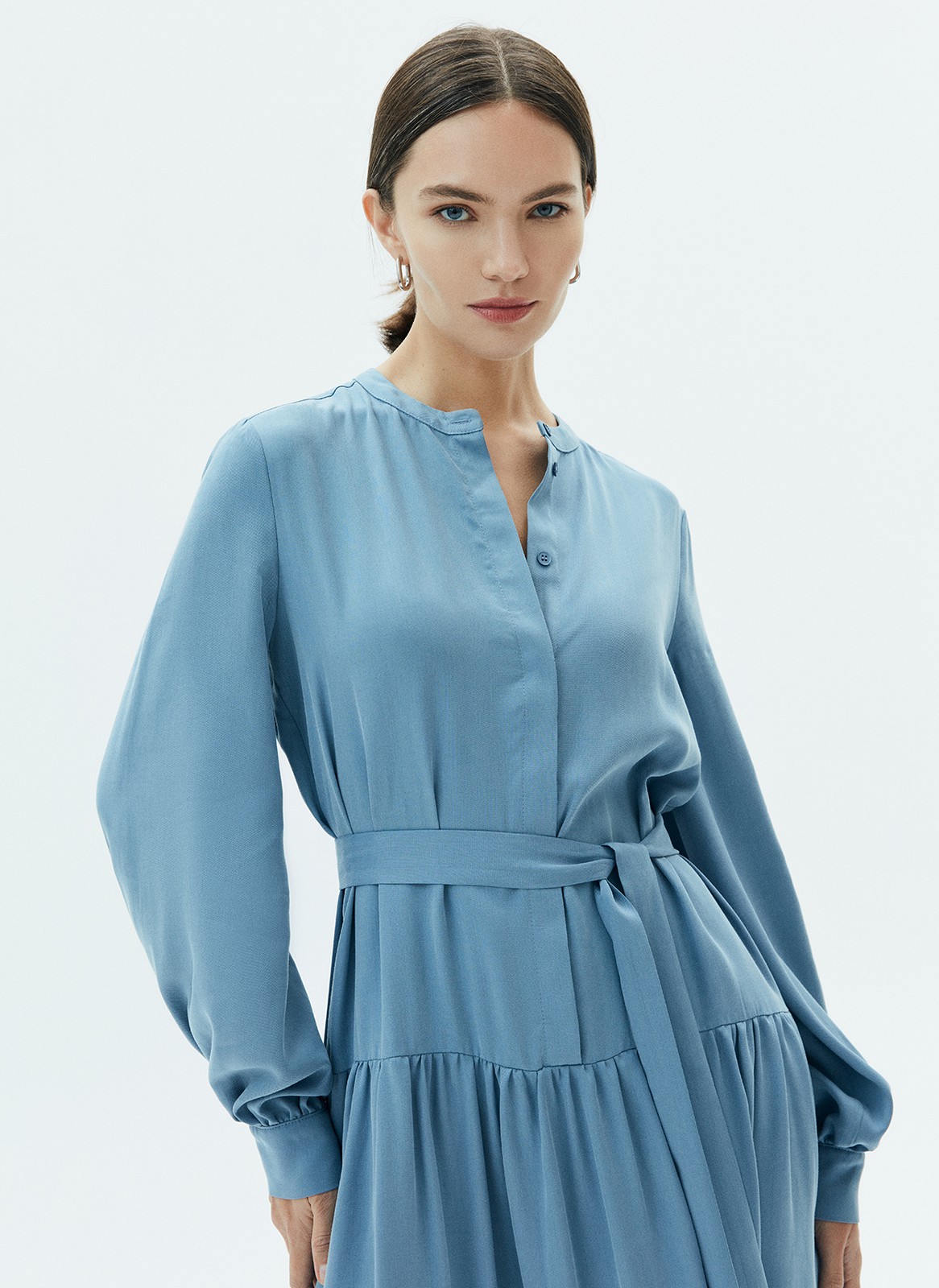 Платье миди со сборкой на юбке, цвет: серо-голубой Allweneed
Платье-миди с юбкой на складке. Воздушные рукава с манжетами. Мы сделали акцент на талии для женственного и романтичного силуэта. Есть съемный пояс. Закрытое декольте добавляет нотку ретро-духа. Ткань красиво струится при ходьбе. Эту модель легко стилизовать как для образа в офис, так и для свидания вечером. Сочетайте с аккуратной обувью и лаконичными украшениями.
На модели размер XS