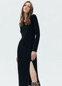 Облегающее платье миди с разрезом, цвет: Черный Allweneed Облегающее платье длины миди с разрезом. Мягкая трикотажная ткань приятно касается тела и позволяет ощущать комфорт. Модель имеет длинный рукав и круглый вырез. Вы можете надевать платье на работу, на встречи с подругами или когда идёте на романтический ужин. Мы рекомендуем подобрать к платью высокие сапоги.
