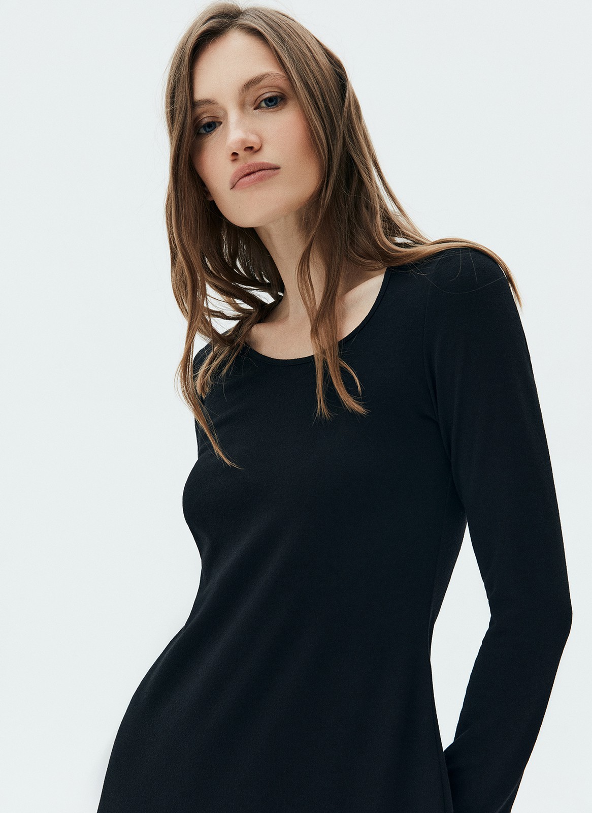 Облегающее платье миди с разрезом, цвет: Черный Allweneed Облегающее платье длины миди с разрезом. Мягкая трикотажная ткань приятно касается тела и позволяет ощущать комфорт. Модель имеет длинный рукав и круглый вырез. Вы можете надевать платье на работу, на встречи с подругами или когда идёте на романтический ужин. Мы рекомендуем подобрать к платью высокие сапоги.