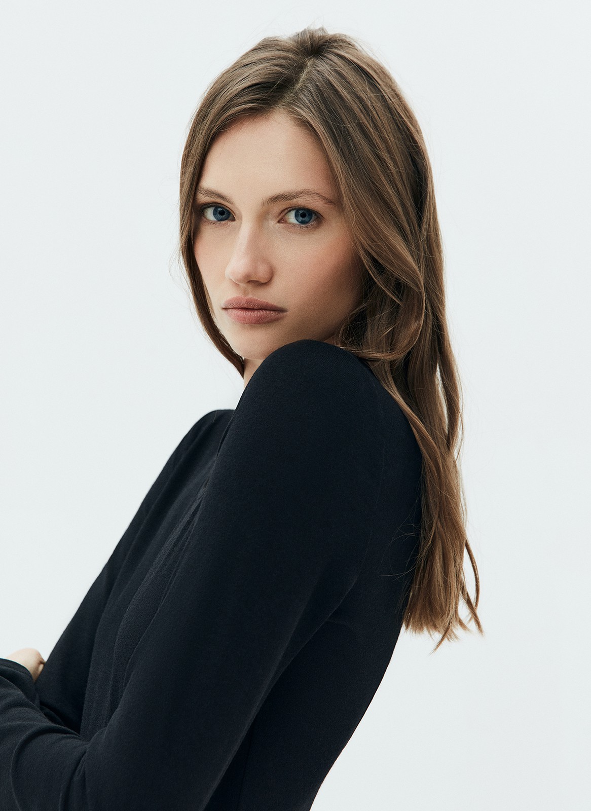 Облегающее платье миди с разрезом, цвет: Черный Allweneed Облегающее платье длины миди с разрезом. Мягкая трикотажная ткань приятно касается тела и позволяет ощущать комфорт. Модель имеет длинный рукав и круглый вырез. Вы можете надевать платье на работу, на встречи с подругами или когда идёте на романтический ужин. Мы рекомендуем подобрать к платью высокие сапоги.