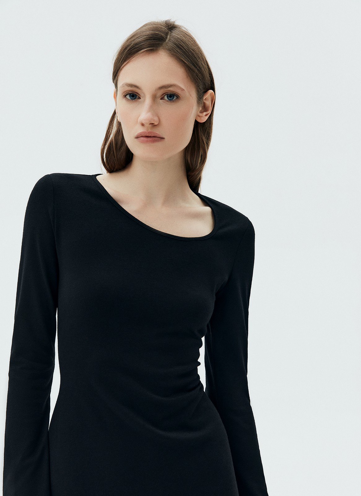 Облегающее платье миди с разрезом, цвет: Черный Allweneed Облегающее платье длины миди с разрезом. Мягкая трикотажная ткань приятно касается тела и позволяет ощущать комфорт. Модель имеет длинный рукав и круглый вырез. Вы можете надевать платье на работу, на встречи с подругами или когда идёте на романтический ужин. Мы рекомендуем подобрать к платью высокие сапоги.