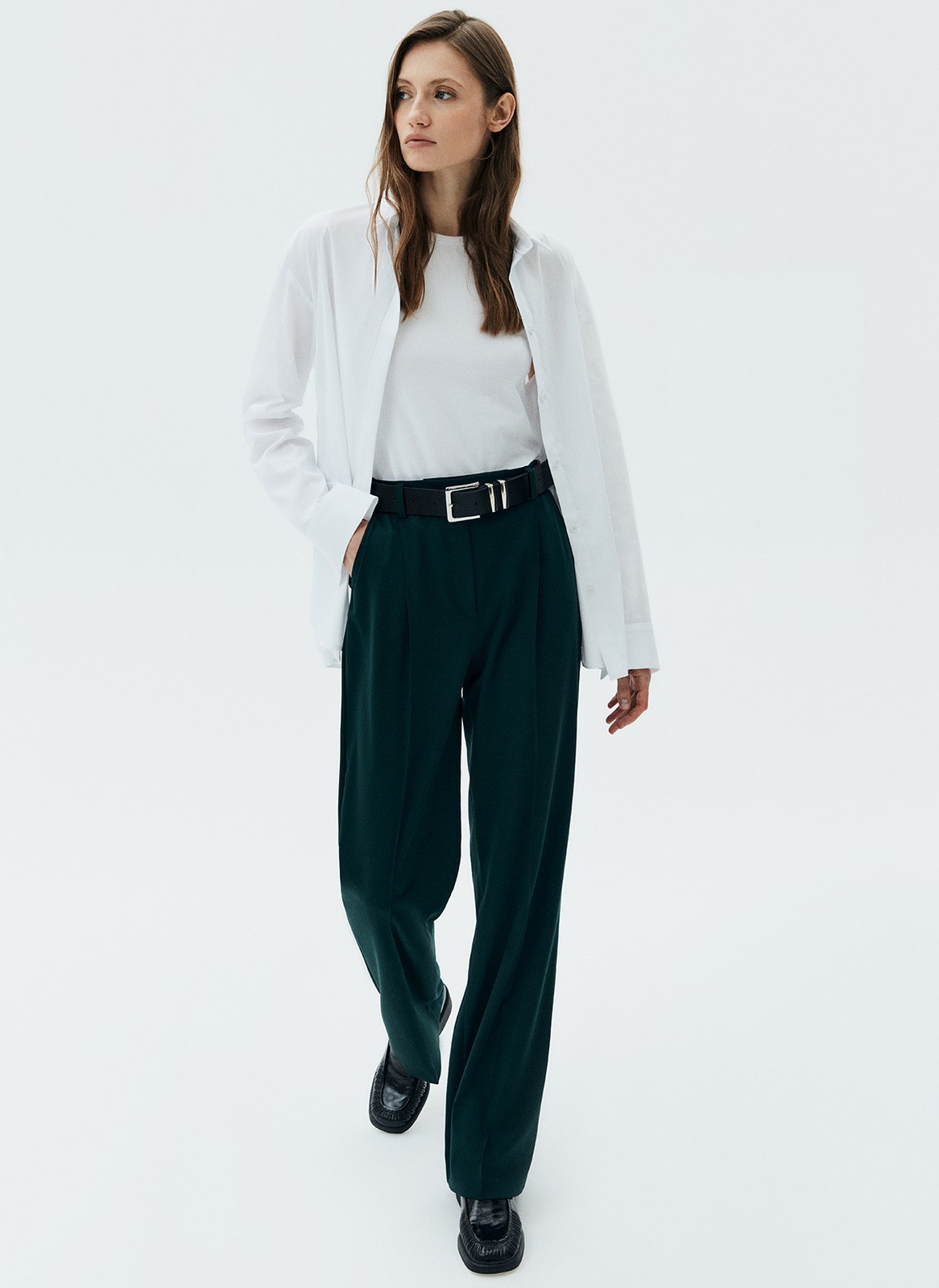 Рубашка oversize, цвет: белый Allweneed Рубашка oversize кроя с отложным воротником изастежкой на пуговицы. Длинные рукава с классическими манжетами. Слегка удлиненная спинка. Носите навыпуск или заправленной в контрастную юбку, шорты или брюки.