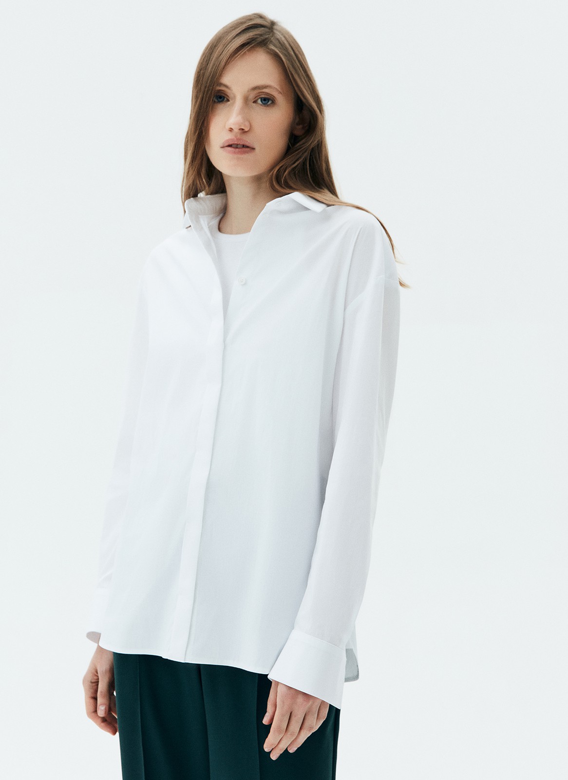 Рубашка oversize, цвет: белый Allweneed Рубашка oversize кроя с отложным воротником изастежкой на пуговицы. Длинные рукава с классическими манжетами. Слегка удлиненная спинка. Носите навыпуск или заправленной в контрастную юбку, шорты или брюки.