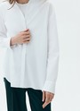 Рубашка oversize, цвет: белый Allweneed Рубашка oversize кроя с отложным воротником изастежкой на пуговицы. Длинные рукава с классическими манжетами. Слегка удлиненная спинка. Носите навыпуск или заправленной в контрастную юбку, шорты или брюки.