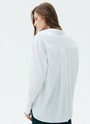 Рубашка oversize, цвет: белый Allweneed Рубашка oversize кроя с отложным воротником изастежкой на пуговицы. Длинные рукава с классическими манжетами. Слегка удлиненная спинка. Носите навыпуск или заправленной в контрастную юбку, шорты или брюки.