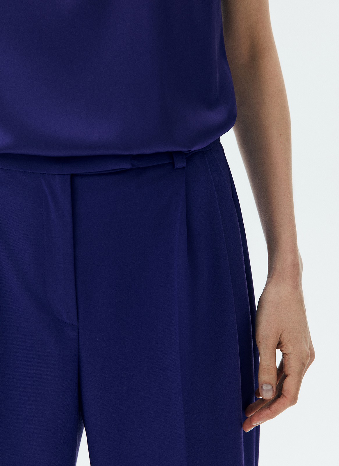 Брюки укороченные с манжетом, цвет: Сине-фиолетовый Allweneed
Брюки укороченные слегка зауженного кроя. Модель со скрытой застёжкой и двумя глубокими карманами. Мы изготовили брюки с манжетами, которые позволяют модели лучше сидеть по ноге. Советуем носить изделие с лоферами или ботинками, а для особого случая надеть их с туфлями на каблуке.