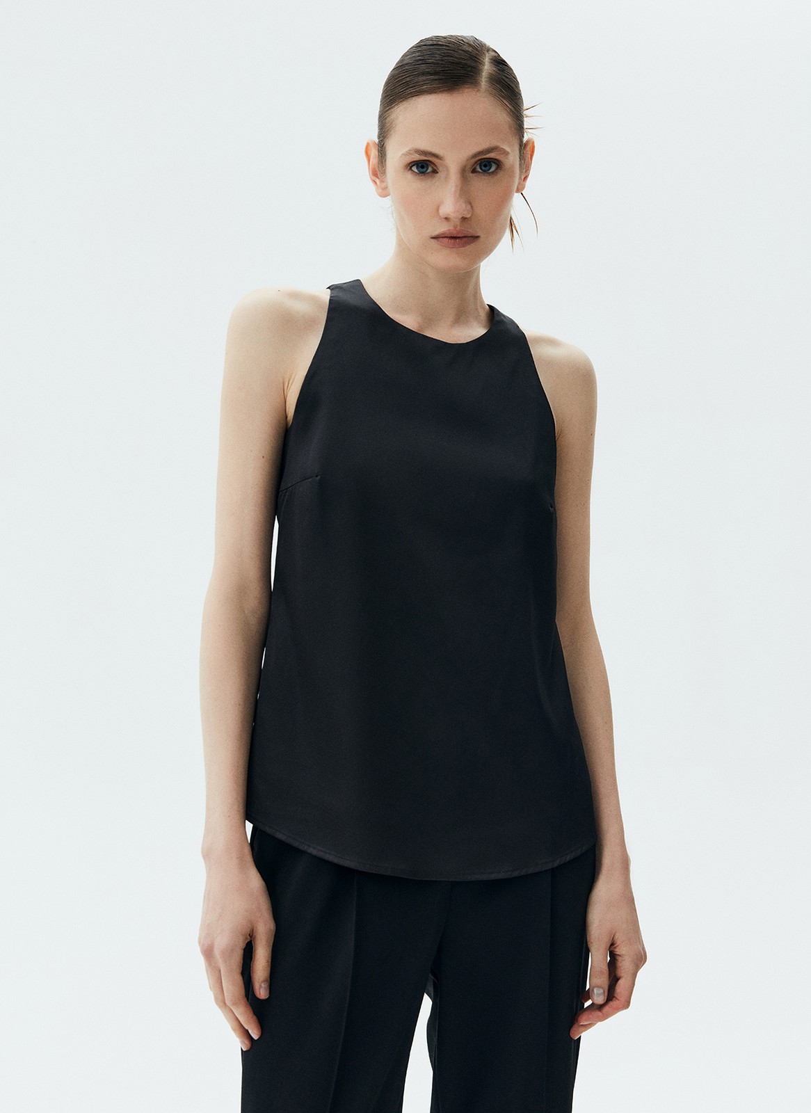 Топ с вырезом халтер, цвет: Черный Allweneed
Топ с вырезом халтер. Модель с широкими лямками для комфорта и приятной подкладочной тканью. Топ свободного кроя, поэтому его можно носить навыпуск с брюками или джинсами. Мы создали изделие в трёх оттенках.