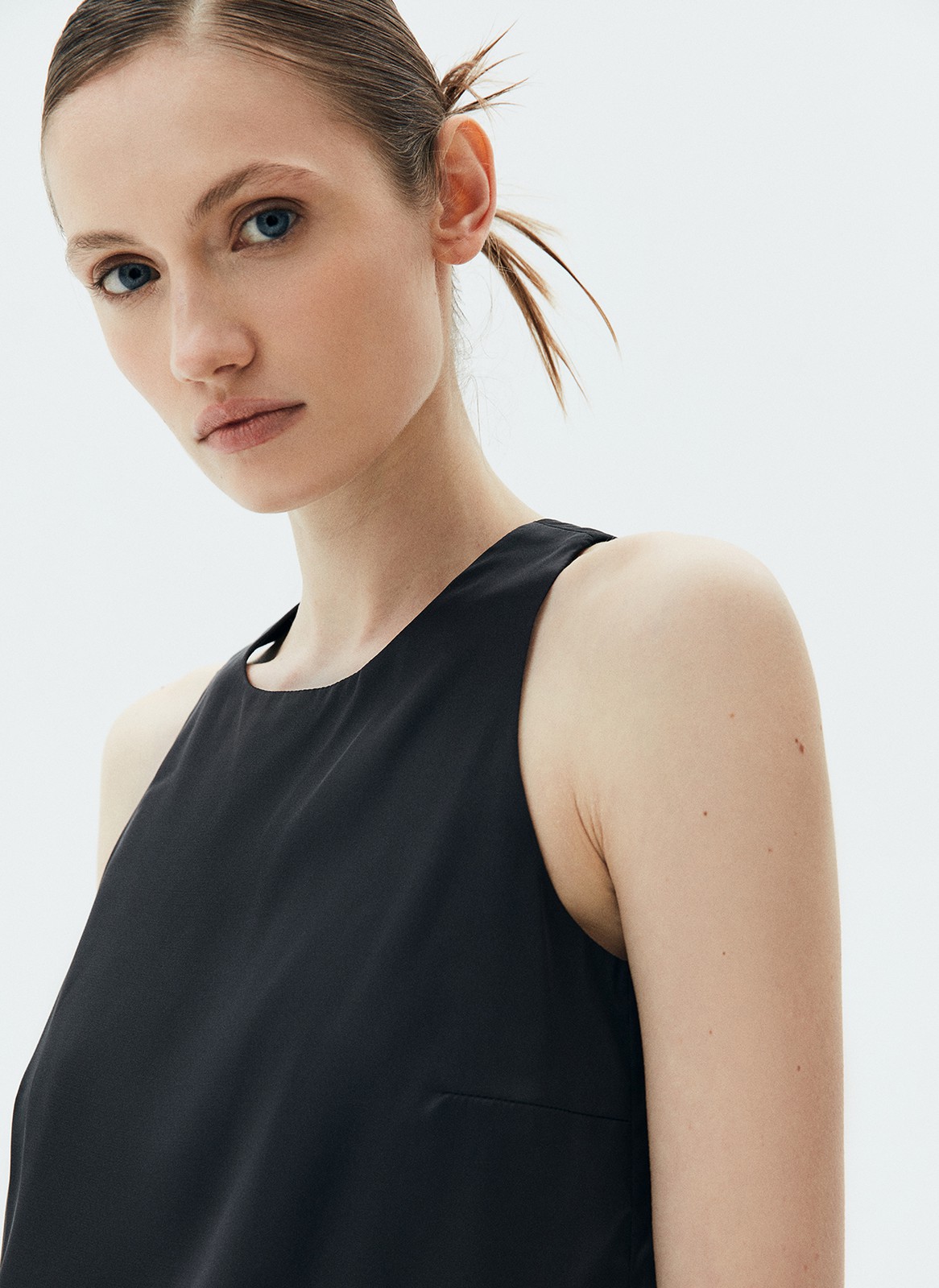 Топ с вырезом халтер, цвет: Черный Allweneed
Топ с вырезом халтер. Модель с широкими лямками для комфорта и приятной подкладочной тканью. Топ свободного кроя, поэтому его можно носить навыпуск с брюками или джинсами. Мы создали изделие в трёх оттенках.