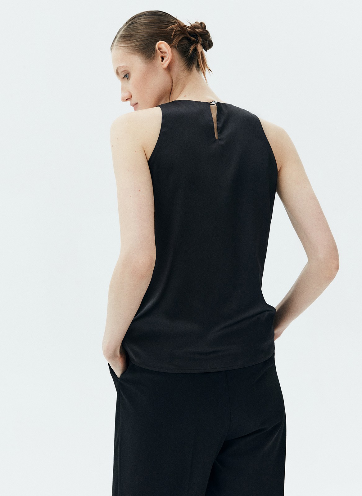 Топ с вырезом халтер, цвет: Черный Allweneed
Топ с вырезом халтер. Модель с широкими лямками для комфорта и приятной подкладочной тканью. Топ свободного кроя, поэтому его можно носить навыпуск с брюками или джинсами. Мы создали изделие в трёх оттенках.