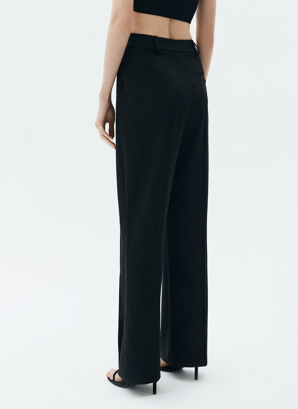 Брюки полной длины, цвет: Черный Allweneed
Брюки прямого кроя. Полная длина и посадка на талии. Модель со скрытой застёжкой. Брюки благодаря крою отлично вытягивают силуэт и делают ноги визуально стройнее. Носите с жакетом из новой коллекции в офис или на свидание.