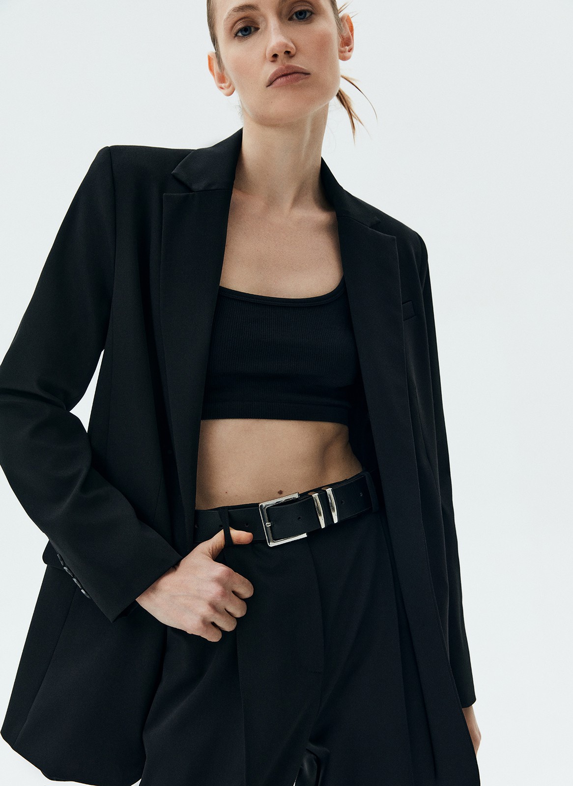 Жакет объёмный однобортный, цвет: Черный Allweneed
Жакет свободного кроя. Приятная к телу костюмная ткань, которая хорошо держит форму. Два накладных кармана для того, чтобы спрятать телефон. Застежка на две пуговицы в тон. Акцентная линия плеча создает уверенный образ. Мы создали модель с посадкой чуть ниже бедра, чтобы фигура визуально становилась стройнее. Сочетайте с брюками из комплекта или носите отдельно.