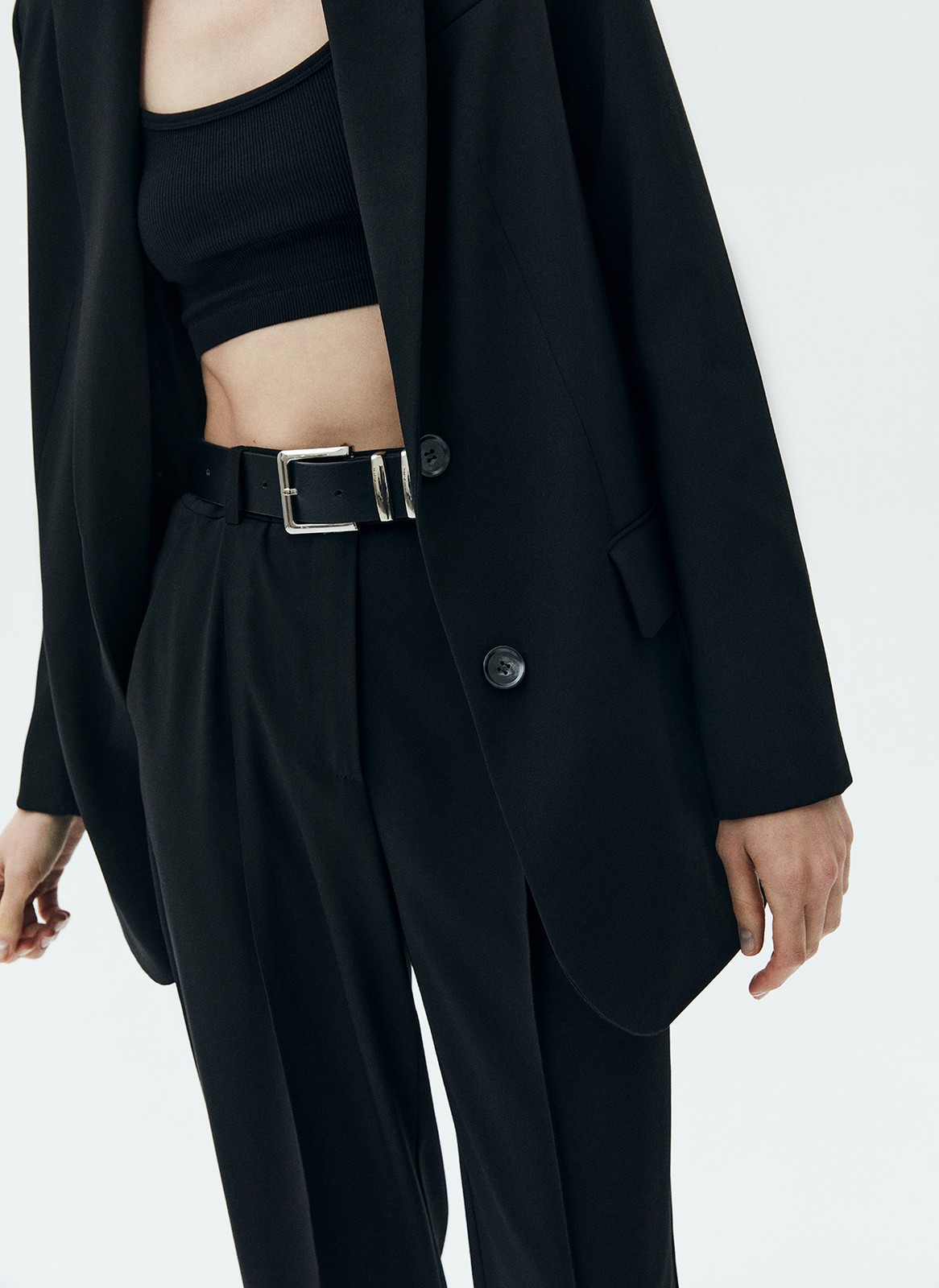 Жакет объёмный однобортный, цвет: Черный Allweneed
Жакет свободного кроя. Приятная к телу костюмная ткань, которая хорошо держит форму. Два накладных кармана для того, чтобы спрятать телефон. Застежка на две пуговицы в тон. Акцентная линия плеча создает уверенный образ. Мы создали модель с посадкой чуть ниже бедра, чтобы фигура визуально становилась стройнее. Сочетайте с брюками из комплекта или носите отдельно.