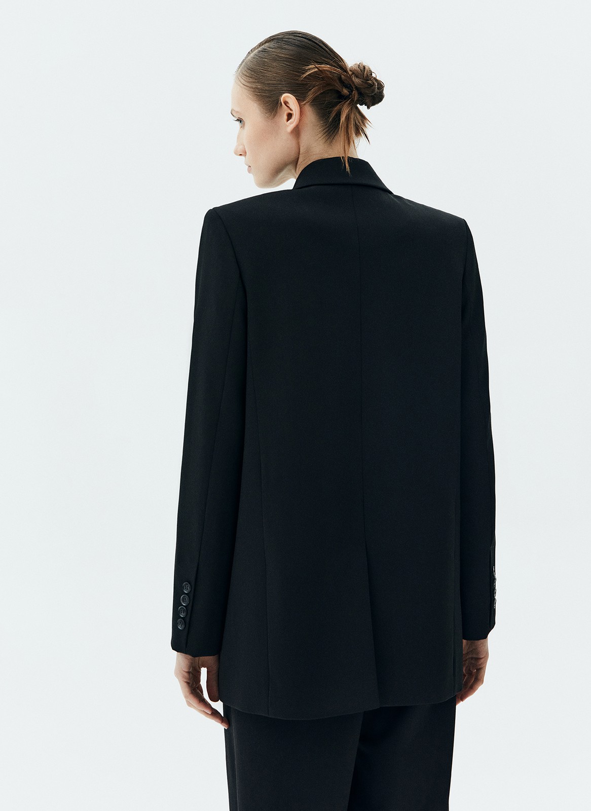 Жакет объёмный однобортный, цвет: Черный Allweneed
Жакет свободного кроя. Приятная к телу костюмная ткань, которая хорошо держит форму. Два накладных кармана для того, чтобы спрятать телефон. Застежка на две пуговицы в тон. Акцентная линия плеча создает уверенный образ. Мы создали модель с посадкой чуть ниже бедра, чтобы фигура визуально становилась стройнее. Сочетайте с брюками из комплекта или носите отдельно.