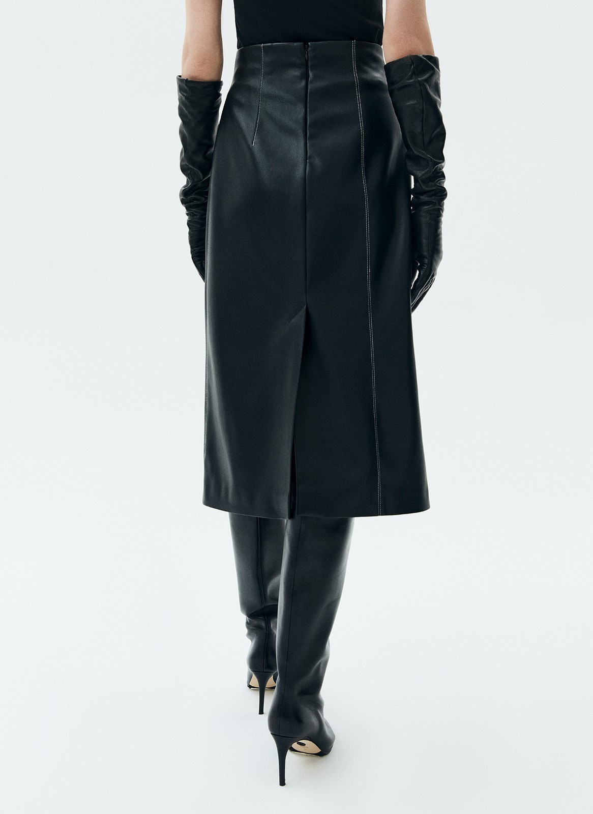 Юбка из экокожи, цвет: Черный Allweneed
Юбкаиз эластичной экокожи. Рельеф по всей длине изделия. Модель имеет контрастные отстрочки, которые вытягивают силуэт. Экокожа хорошо держит форму и обеспечивает правильную посадку по фигуре. Эта юбка заменит классическую модель в офисе. Вы можете также стилизовать ее для вечернего образа и добавить ещё деталей из экокожи.