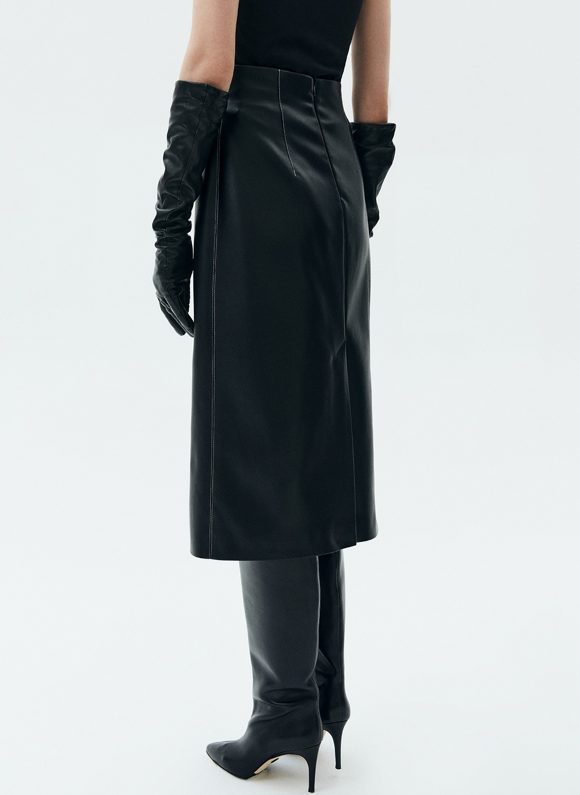 Юбка из экокожи, цвет: Черный Allweneed
Юбкаиз эластичной экокожи. Рельеф по всей длине изделия. Модель имеет контрастные отстрочки, которые вытягивают силуэт. Экокожа хорошо держит форму и обеспечивает правильную посадку по фигуре. Эта юбка заменит классическую модель в офисе. Вы можете также стилизовать ее для вечернего образа и добавить ещё деталей из экокожи.