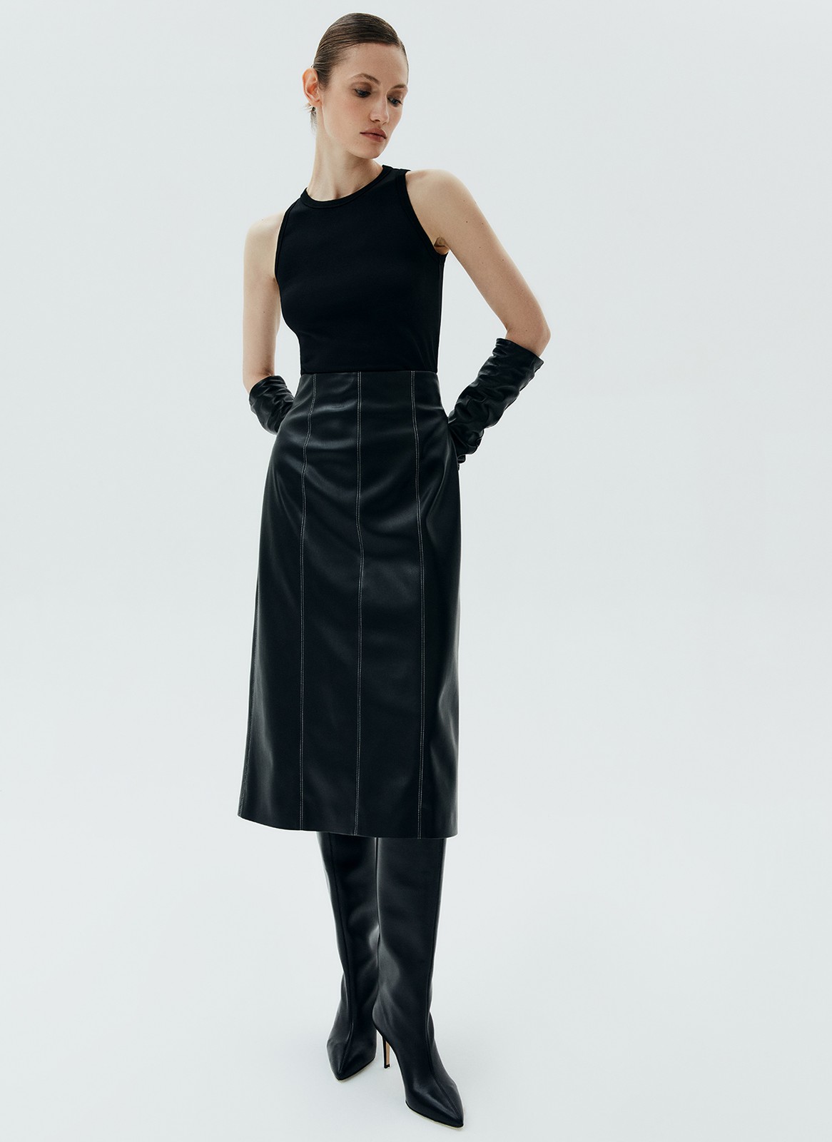 Юбка из экокожи, цвет: Черный Allweneed
Юбкаиз эластичной экокожи. Рельеф по всей длине изделия. Модель имеет контрастные отстрочки, которые вытягивают силуэт. Экокожа хорошо держит форму и обеспечивает правильную посадку по фигуре. Эта юбка заменит классическую модель в офисе. Вы можете также стилизовать ее для вечернего образа и добавить ещё деталей из экокожи.