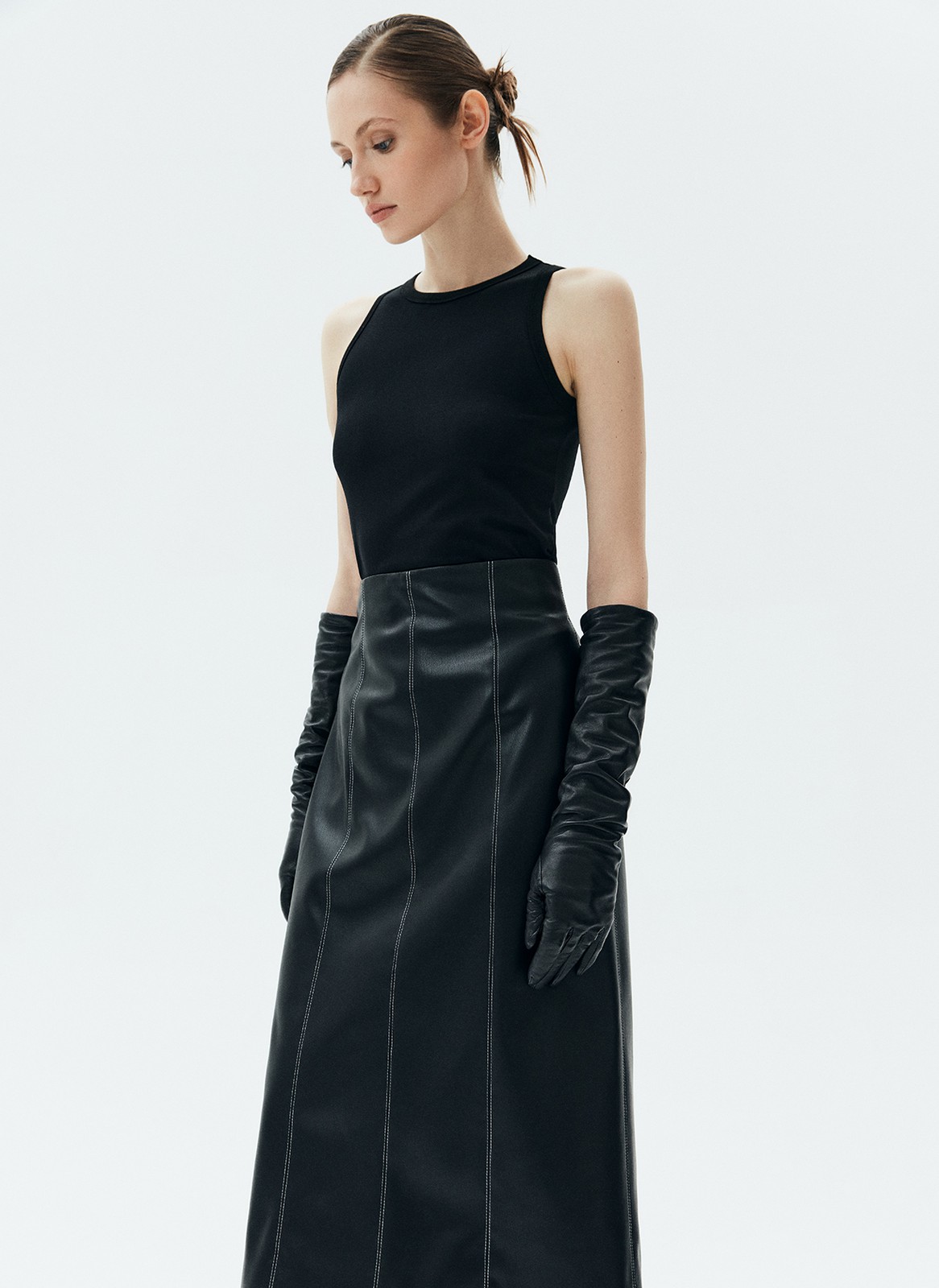 Юбка из экокожи, цвет: Черный Allweneed
Юбкаиз эластичной экокожи. Рельеф по всей длине изделия. Модель имеет контрастные отстрочки, которые вытягивают силуэт. Экокожа хорошо держит форму и обеспечивает правильную посадку по фигуре. Эта юбка заменит классическую модель в офисе. Вы можете также стилизовать ее для вечернего образа и добавить ещё деталей из экокожи.