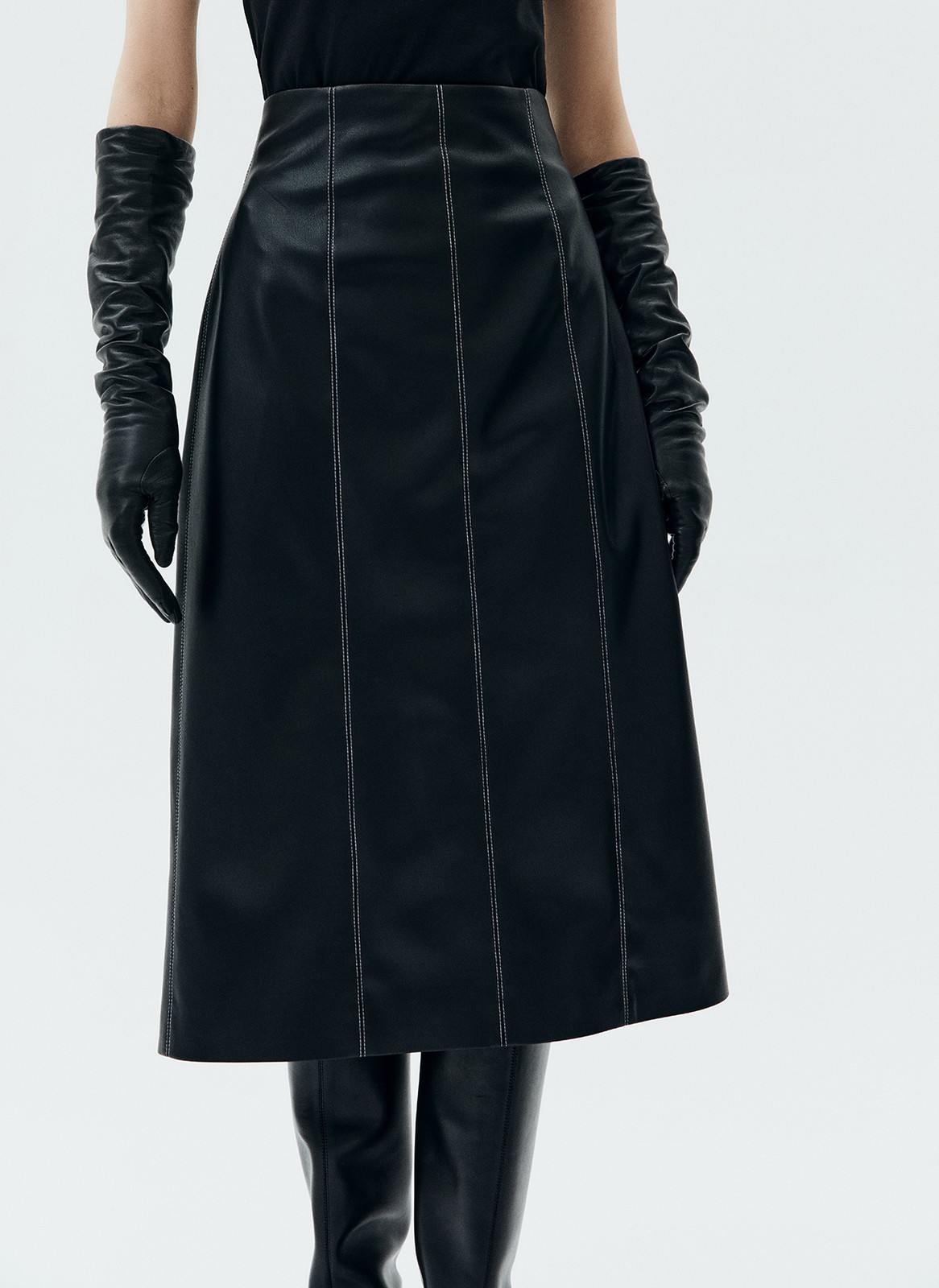 Юбка из экокожи, цвет: Черный Allweneed
Юбкаиз эластичной экокожи. Рельеф по всей длине изделия. Модель имеет контрастные отстрочки, которые вытягивают силуэт. Экокожа хорошо держит форму и обеспечивает правильную посадку по фигуре. Эта юбка заменит классическую модель в офисе. Вы можете также стилизовать ее для вечернего образа и добавить ещё деталей из экокожи.