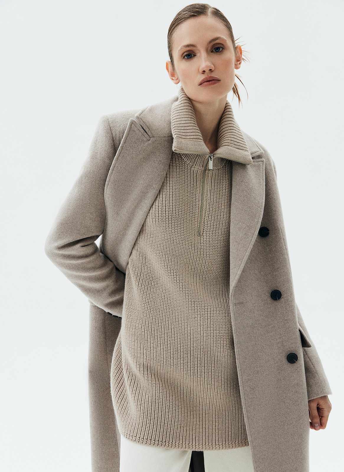 Пальто двубортное удлиненное, цвет: СЕРО-БЕЖЕВЫЙ МЕЛАНЖ Allweneed Двубортное пальто длины миди из итальянской шерстяной ткани. Модель прямого силуэта с классической линией плеч. Два накладных кармана. Пальто, которое подойдет к лаконичному образу на каждый день и к строгому костюму и вечернему платью. Ткань высокого качества имеет характерный легкий отблеск, что добавляет образу немного шика. Модель достаточно свободная, поэтому вы можете легко передвигаться по городу.
Температурный режим до +5 C