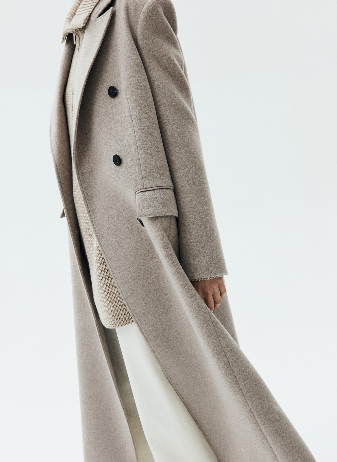 Пальто двубортное удлиненное, цвет: СЕРО-БЕЖЕВЫЙ МЕЛАНЖ Allweneed Двубортное пальто длины миди из итальянской шерстяной ткани. Модель прямого силуэта с классической линией плеч. Два накладных кармана. Пальто, которое подойдет к лаконичному образу на каждый день и к строгому костюму и вечернему платью. Ткань высокого качества имеет характерный легкий отблеск, что добавляет образу немного шика. Модель достаточно свободная, поэтому вы можете легко передвигаться по городу.
Температурный режим до +5 C