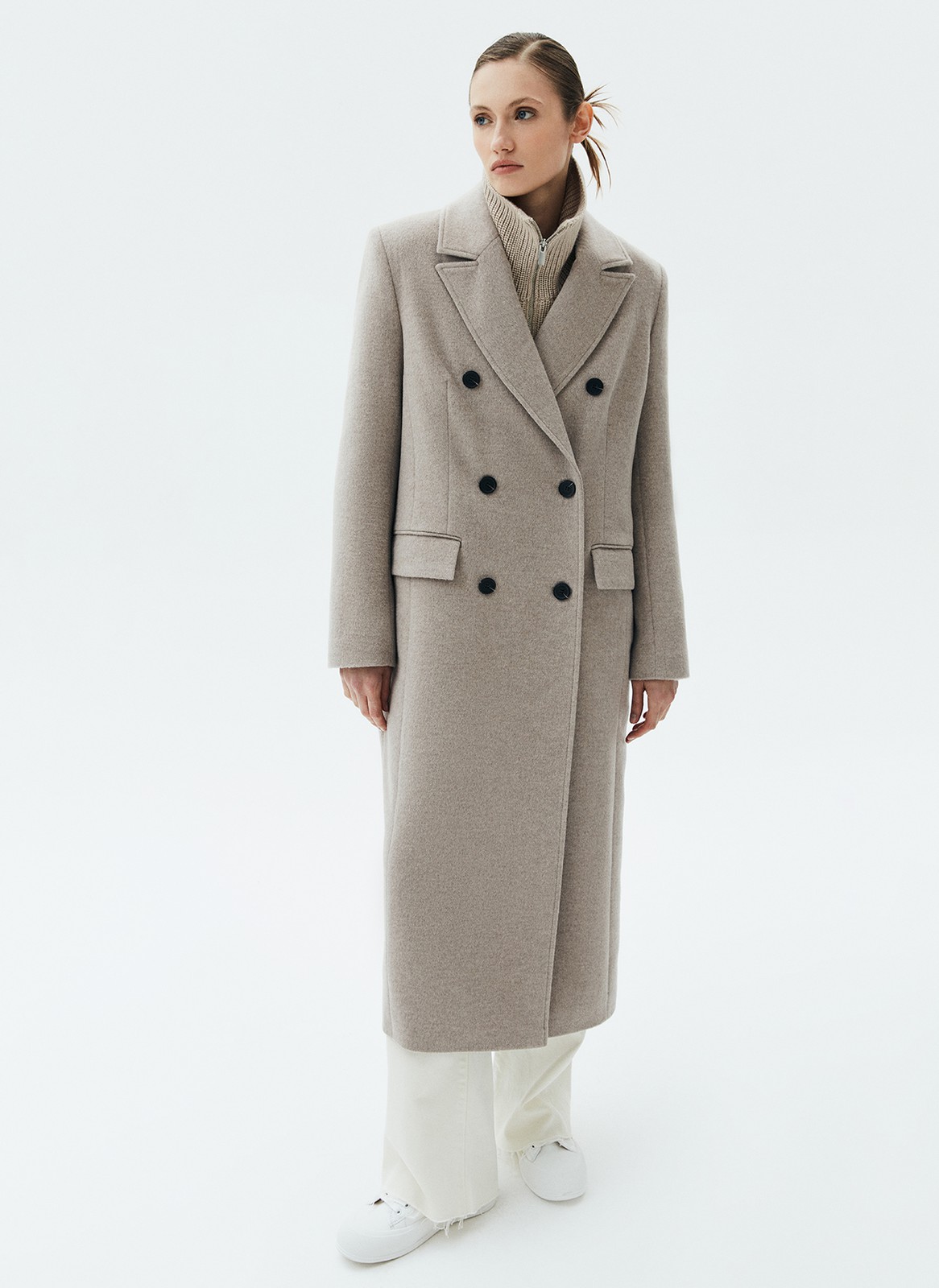 Пальто двубортное удлиненное, цвет: СЕРО-БЕЖЕВЫЙ МЕЛАНЖ Allweneed Двубортное пальто длины миди из итальянской шерстяной ткани. Модель прямого силуэта с классической линией плеч. Два накладных кармана. Пальто, которое подойдет к лаконичному образу на каждый день и к строгому костюму и вечернему платью. Ткань высокого качества имеет характерный легкий отблеск, что добавляет образу немного шика. Модель достаточно свободная, поэтому вы можете легко передвигаться по городу.
Температурный режим до +5 C