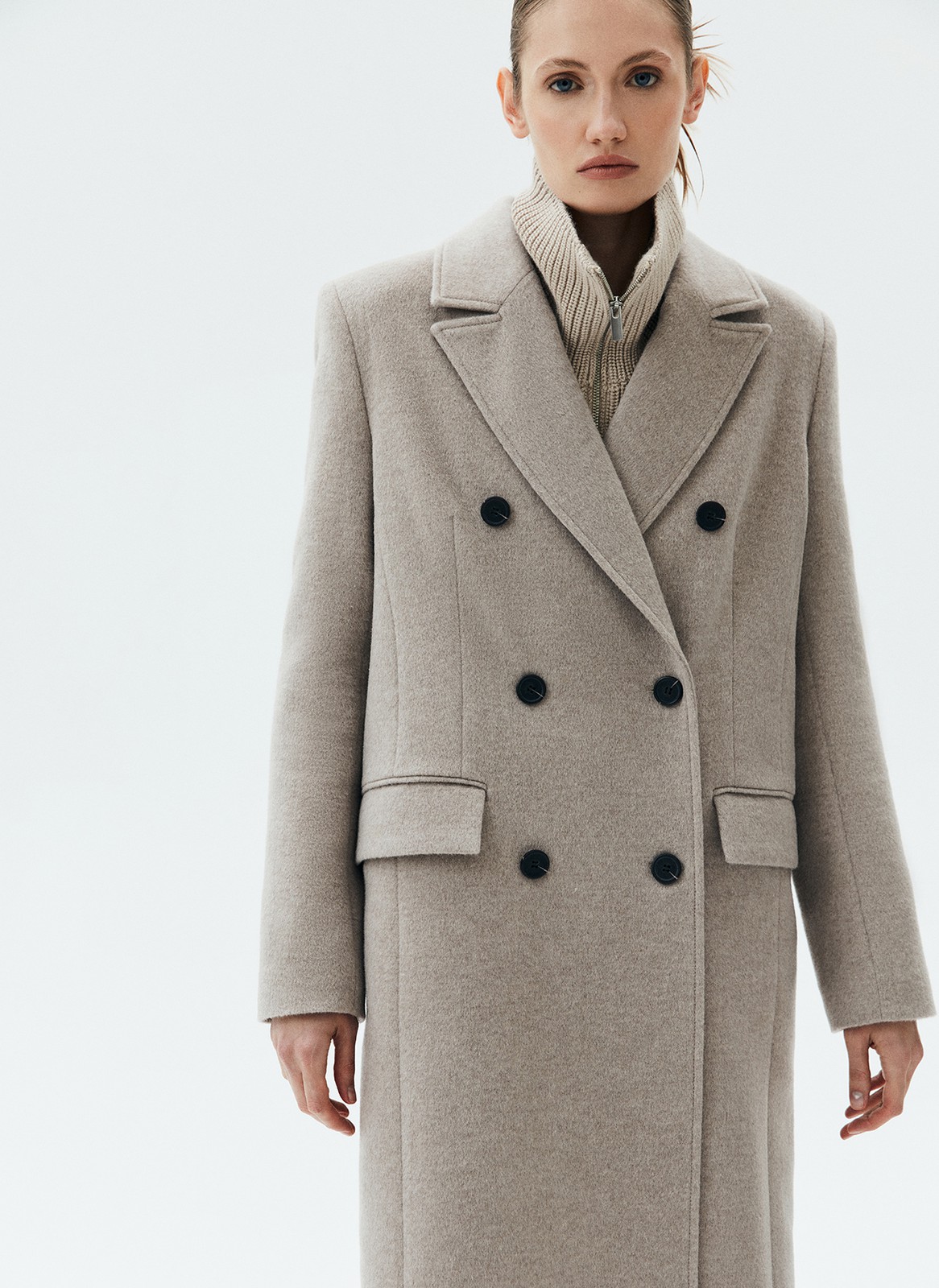 Пальто двубортное удлиненное, цвет: СЕРО-БЕЖЕВЫЙ МЕЛАНЖ Allweneed Двубортное пальто длины миди из итальянской шерстяной ткани. Модель прямого силуэта с классической линией плеч. Два накладных кармана. Пальто, которое подойдет к лаконичному образу на каждый день и к строгому костюму и вечернему платью. Ткань высокого качества имеет характерный легкий отблеск, что добавляет образу немного шика. Модель достаточно свободная, поэтому вы можете легко передвигаться по городу.
Температурный режим до +5 C