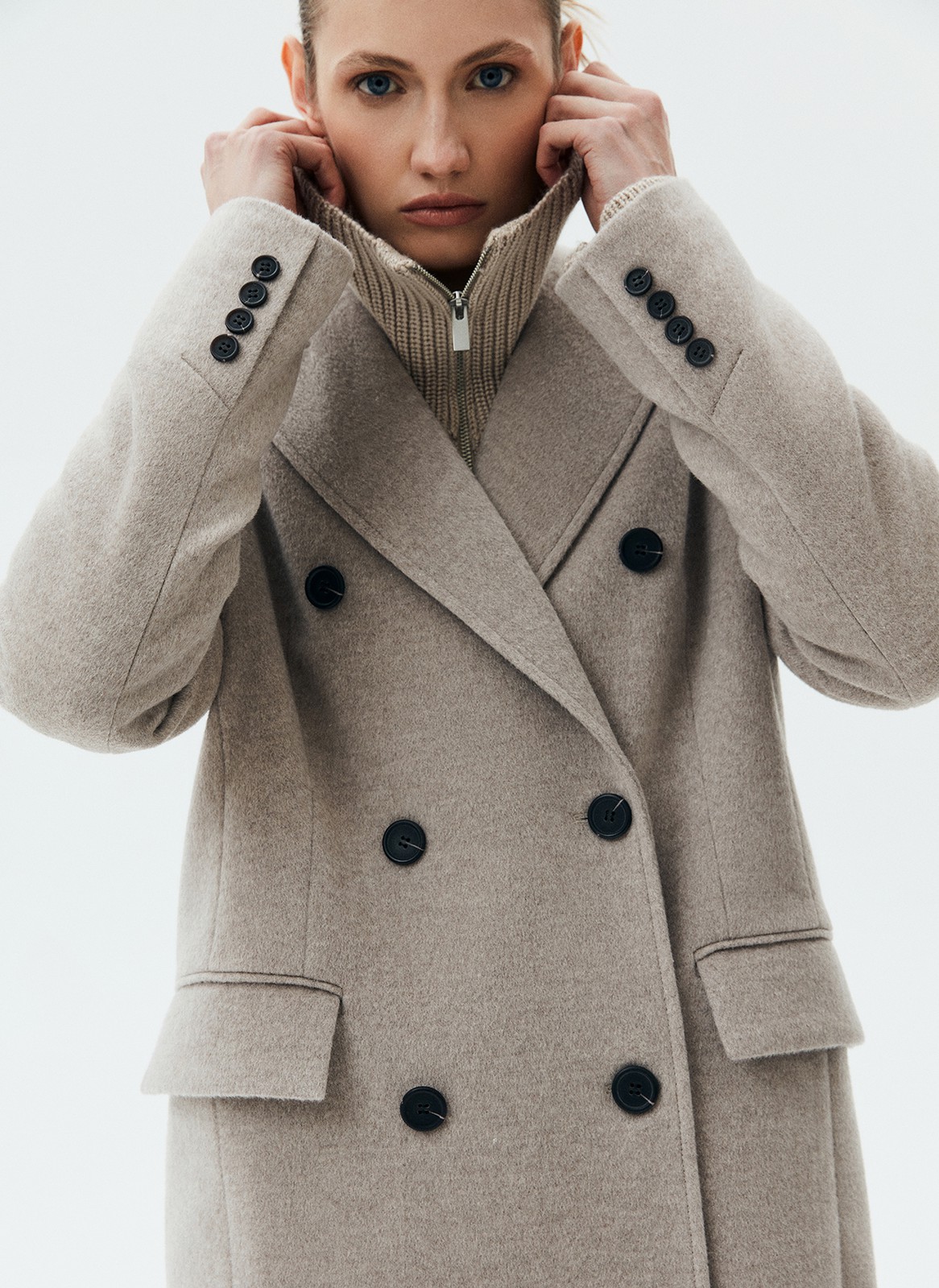 Пальто двубортное удлиненное, цвет: СЕРО-БЕЖЕВЫЙ МЕЛАНЖ Allweneed Двубортное пальто длины миди из итальянской шерстяной ткани. Модель прямого силуэта с классической линией плеч. Два накладных кармана. Пальто, которое подойдет к лаконичному образу на каждый день и к строгому костюму и вечернему платью. Ткань высокого качества имеет характерный легкий отблеск, что добавляет образу немного шика. Модель достаточно свободная, поэтому вы можете легко передвигаться по городу.
Температурный режим до +5 C