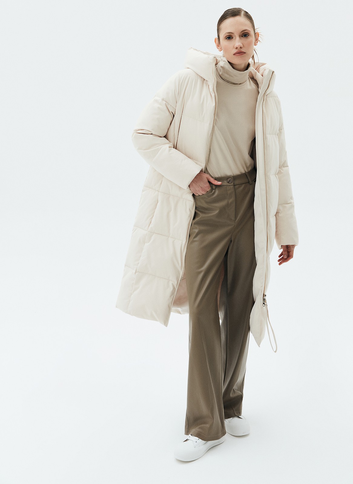 






Пуховик прямого кроя со съемным шарфом. Удобная застежка на молнию и высокое горло, которое защищает от ветра. Для большего тепла вы можете завязать шарф в тон модели. Изделие имеет водоотталкивающий эффект. В нем легко отправиться на долгую прогулку и не замёрзнуть в холода. Держит тепло до - 25. При сильном дожде использование зонта обязательно.