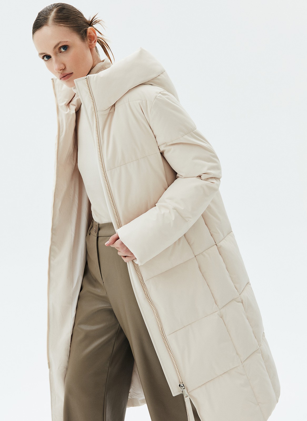 






Пуховик прямого кроя со съемным шарфом. Удобная застежка на молнию и высокое горло, которое защищает от ветра. Для большего тепла вы можете завязать шарф в тон модели. Изделие имеет водоотталкивающий эффект. В нем легко отправиться на долгую прогулку и не замёрзнуть в холода. Держит тепло до - 25. При сильном дожде использование зонта обязательно.