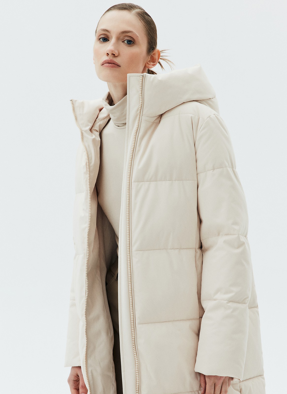 






Пуховик прямого кроя со съемным шарфом. Удобная застежка на молнию и высокое горло, которое защищает от ветра. Для большего тепла вы можете завязать шарф в тон модели. Изделие имеет водоотталкивающий эффект. В нем легко отправиться на долгую прогулку и не замёрзнуть в холода. Держит тепло до - 25. При сильном дожде использование зонта обязательно.