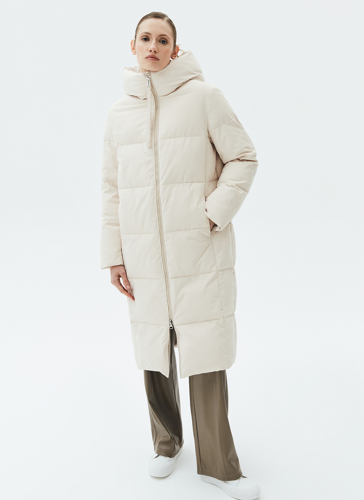 






Пуховик прямого кроя со съемным шарфом. Удобная застежка на молнию и высокое горло, которое защищает от ветра. Для большего тепла вы можете завязать шарф в тон модели. Изделие имеет водоотталкивающий эффект. В нем легко отправиться на долгую прогулку и не замёрзнуть в холода. Держит тепло до - 25. При сильном дожде использование зонта обязательно.