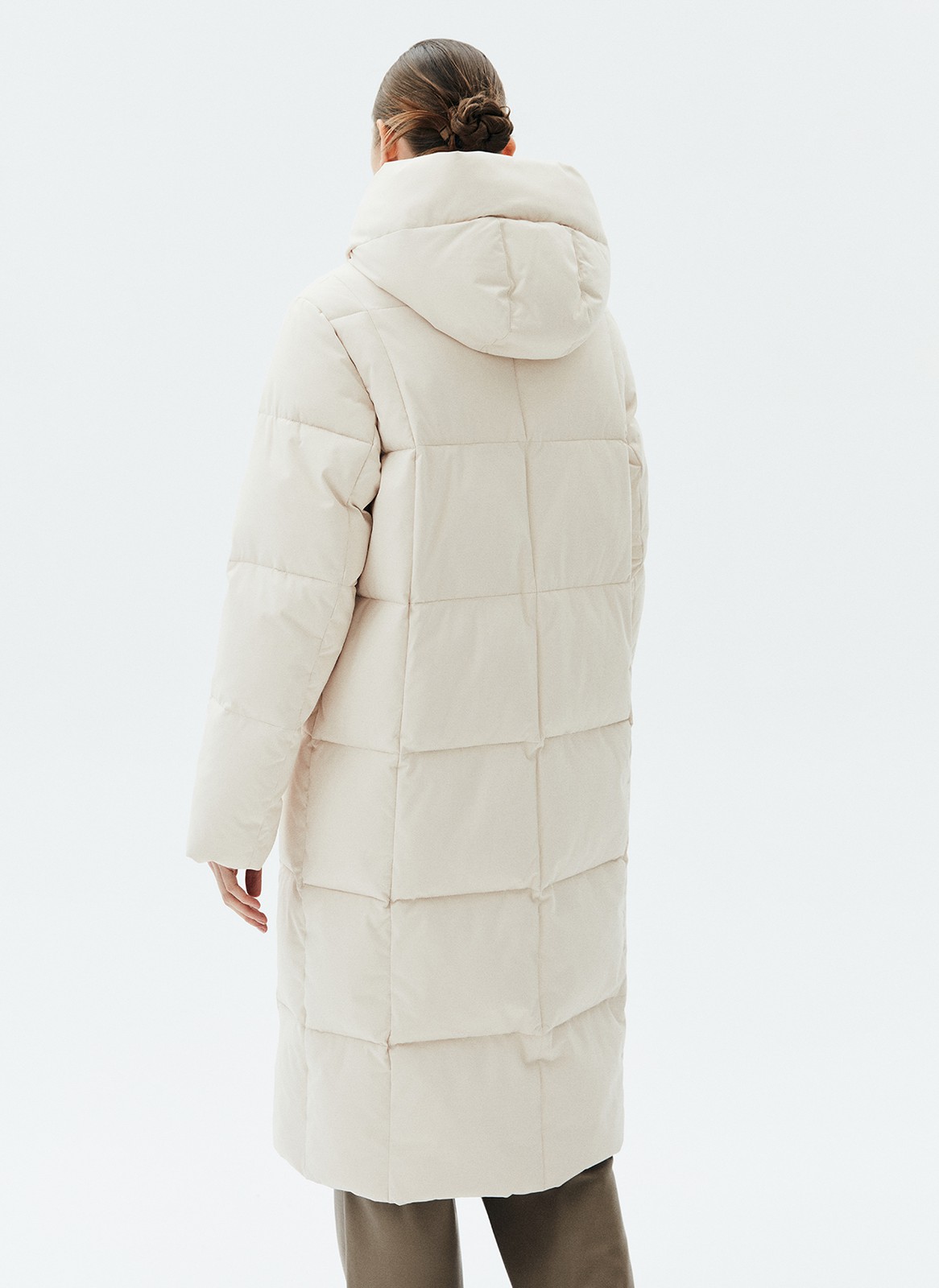 






Пуховик прямого кроя со съемным шарфом. Удобная застежка на молнию и высокое горло, которое защищает от ветра. Для большего тепла вы можете завязать шарф в тон модели. Изделие имеет водоотталкивающий эффект. В нем легко отправиться на долгую прогулку и не замёрзнуть в холода. Держит тепло до - 25. При сильном дожде использование зонта обязательно.